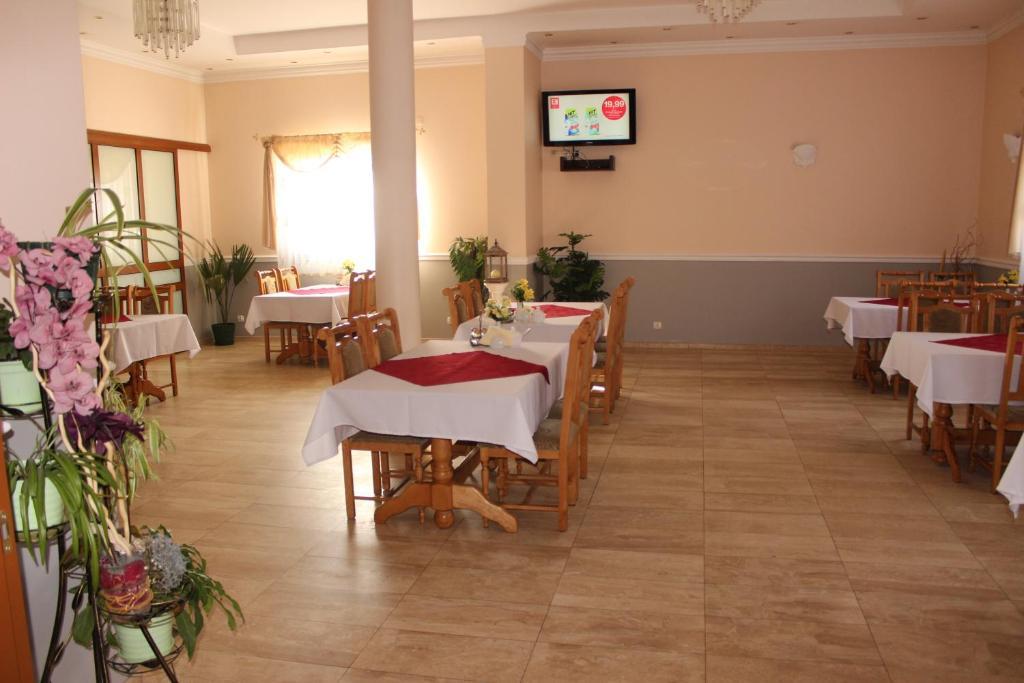 Hotel Czardasz Września Екстериор снимка